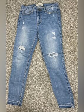 Abercrombie & Fitch Distressed Raw Hem Skinny Ankle Jeans Size 2R / 26